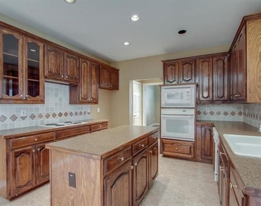 224 Heatherwood Drive - Photo Thumbnail 10