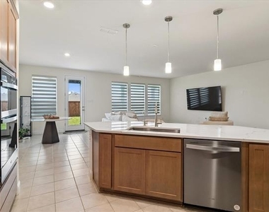 933 Brock Drive - Photo Thumbnail 9