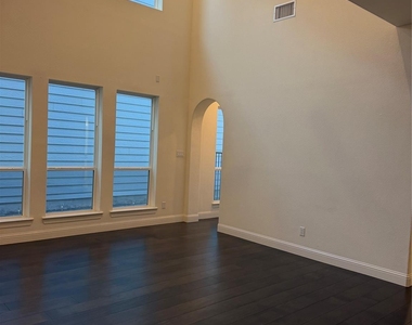 1037 Drew Lane - Photo Thumbnail 18