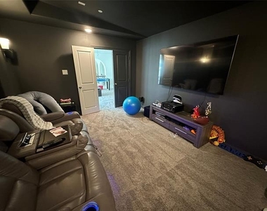 1037 Drew Lane - Photo Thumbnail 8