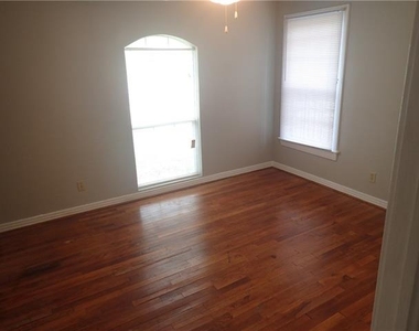 6340 Parkdale Drive - Photo Thumbnail 4
