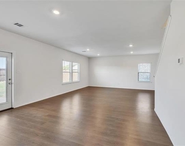 3124 Sweetwater Way - Photo Thumbnail 9