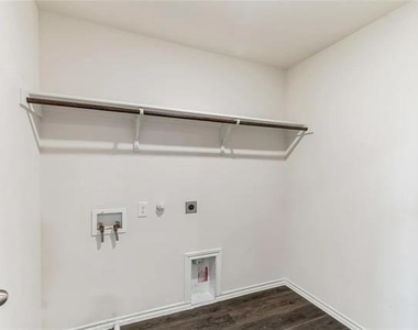 3124 Sweetwater Way - Photo Thumbnail 13