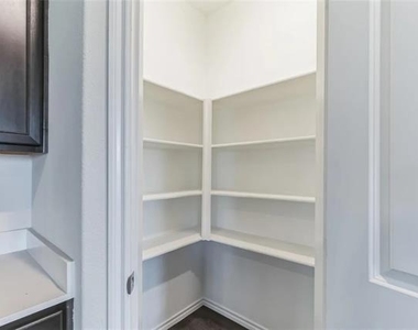 3124 Sweetwater Way - Photo Thumbnail 8