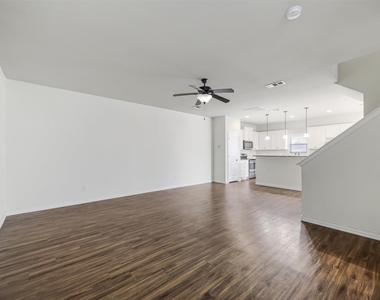 4918 Villas Drive - Photo Thumbnail 4