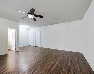 4918 Villas Drive - Photo Thumbnail 2
