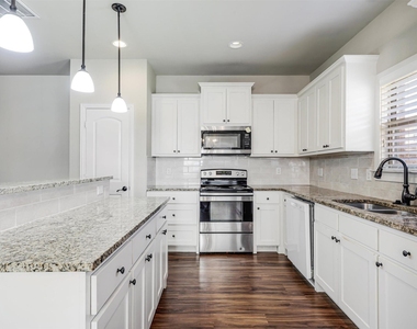 4918 Villas Drive - Photo Thumbnail 7