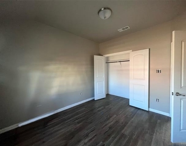 4916 Villas Drive - Photo Thumbnail 18