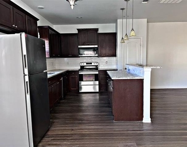 4916 Villas Drive - Photo Thumbnail 5