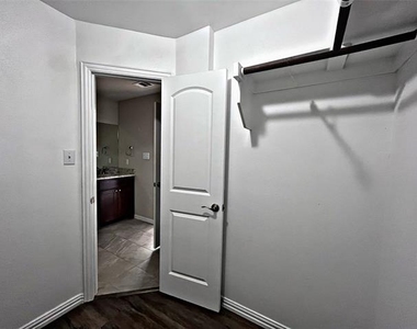 4916 Villas Drive - Photo Thumbnail 15