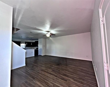 4916 Villas Drive - Photo Thumbnail 2