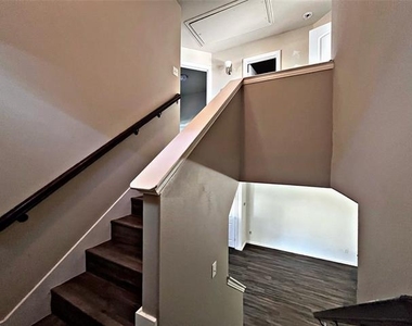 4916 Villas Drive - Photo Thumbnail 9
