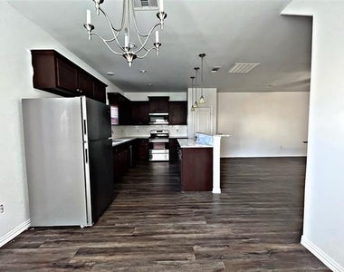 4916 Villas Drive - Photo Thumbnail 6