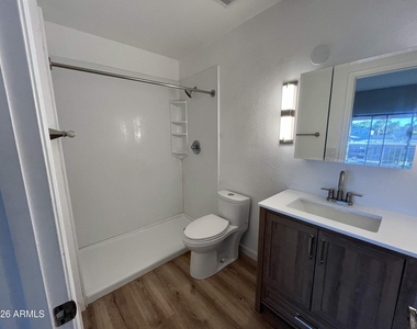 1017 E Maryland Avenue - Photo Thumbnail 8