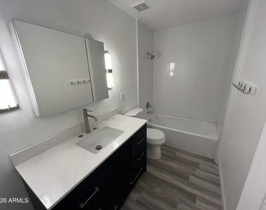 1017 E Maryland Avenue - Photo Thumbnail 6