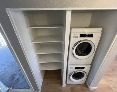 1017 E Maryland Avenue - Photo Thumbnail 3