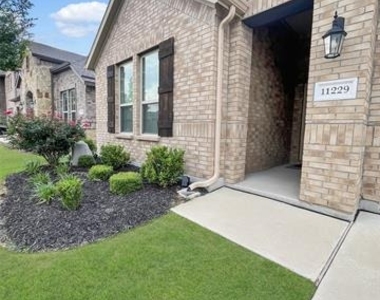 11229 Yellow Rose Way - Photo Thumbnail 2