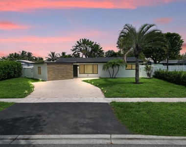 1001 Se 13th Court - Photo Thumbnail 2