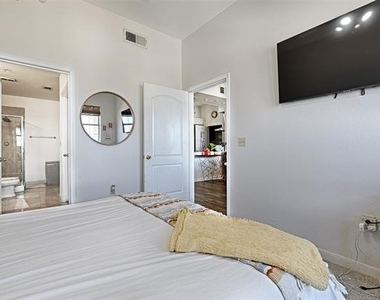 3225 Turtle Creek Boulevard - Photo Thumbnail 8