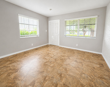 2120 Ne 41st Street - Photo Thumbnail 2