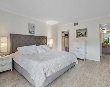 11863 Wimbledon Circle - Photo Thumbnail 4