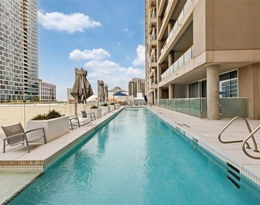 2408 Victory Park Lane - Photo Thumbnail 21