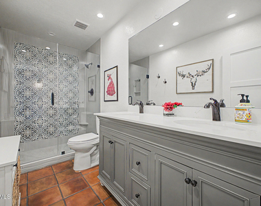 4718 N 77th Place - Photo Thumbnail 12