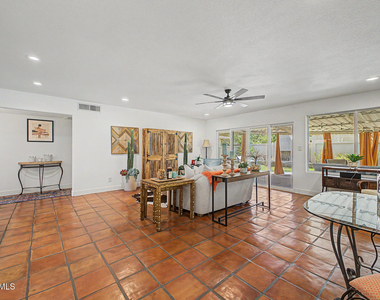 4718 N 77th Place - Photo Thumbnail 6