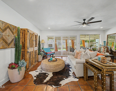 4718 N 77th Place - Photo Thumbnail 4
