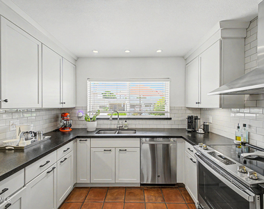 4718 N 77th Place - Photo Thumbnail 7