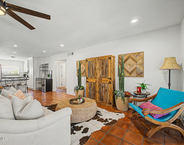4718 N 77th Place - Photo Thumbnail 3