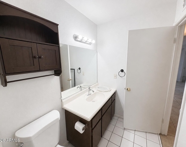 2931 E Beck Lane - Photo Thumbnail 12