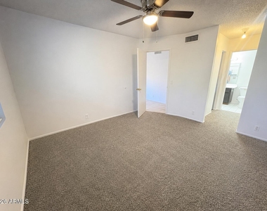 2931 E Beck Lane - Photo Thumbnail 4