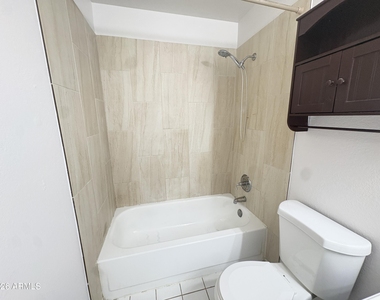 2931 E Beck Lane - Photo Thumbnail 9
