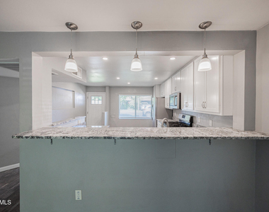 6521 N 19th Drive - Photo Thumbnail 7