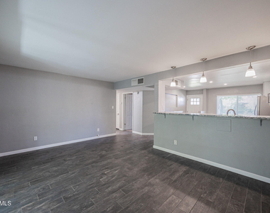 6521 N 19th Drive - Photo Thumbnail 3