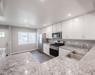 6521 N 19th Drive - Photo Thumbnail 8