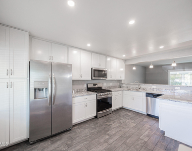 6521 N 19th Drive - Photo Thumbnail 9