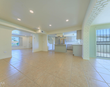 4558 N 15th Avenue - Photo Thumbnail 9