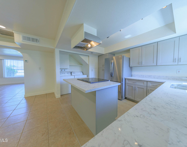 4558 N 15th Avenue - Photo Thumbnail 18