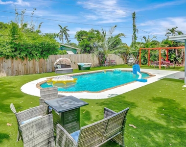 2809 Nw 7th Avenue - Photo Thumbnail 2