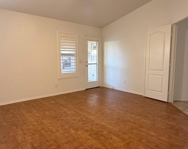 9621 W Potter Drive - Photo Thumbnail 8