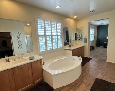 2245 W Clearview Trail - Photo Thumbnail 5