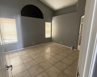 8910 N 114th Avenue - Photo Thumbnail 13