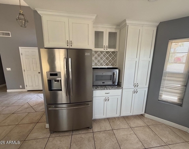 8910 N 114th Avenue - Photo Thumbnail 7