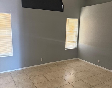 8910 N 114th Avenue - Photo Thumbnail 5