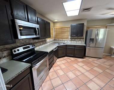 7511 W Kimberly Way - Photo Thumbnail 2