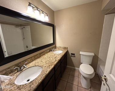 7511 W Kimberly Way - Photo Thumbnail 14