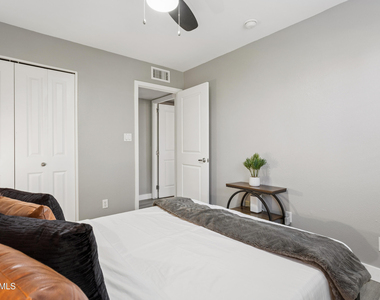 7845 E Valley Vista Drive - Photo Thumbnail 18