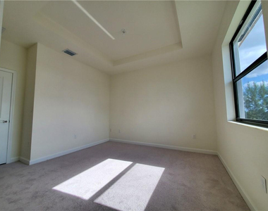 3216 W 114th Terrace - Photo Thumbnail 9